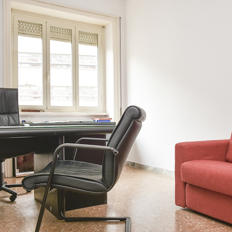 Roma, Quartiere Prati, in Via Enrico Accinni, un ampio immobile con terrazzino e balcone.