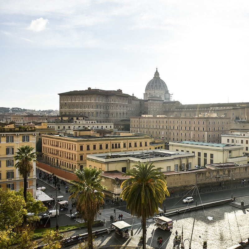 Roma, Quartiere Prati, in Piazza del Risorgimento, un quadrilocale adiacente al Vaticano.